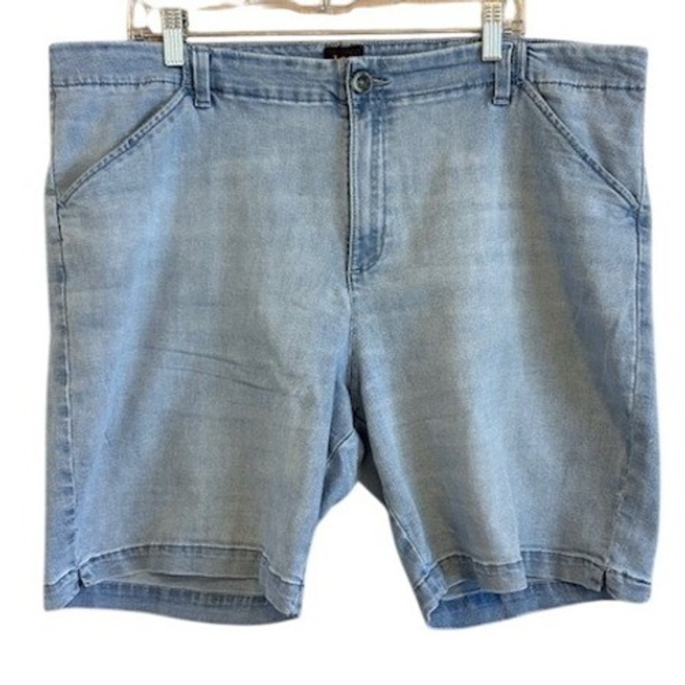Lee Women's Light Wash Denim Jean Shorts 20‎ Inseam 8" Stretch